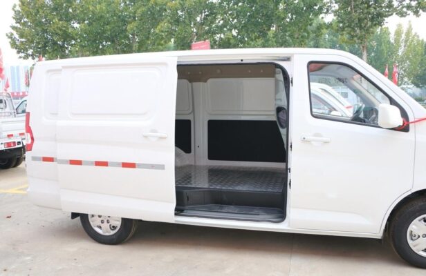 EM80 4.8 meters pure electric flat-top opposite opening enclosed truck