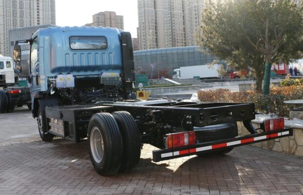 HOWO 4.15-meter single-row plug-in hybrid flatbed light truck