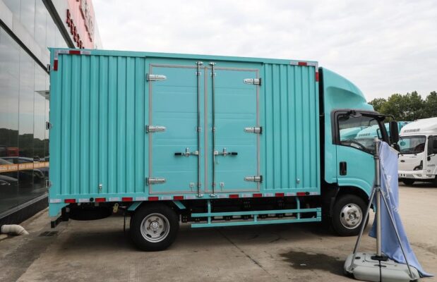 Isuzu 4.5T 4.13-meter single-row pure electric van-type light truck