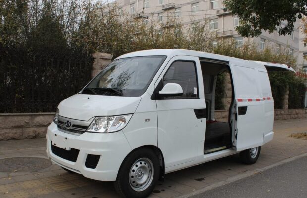 China Electric 360 4-meter pure electric closed van