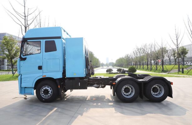 Jiangshan EV425 6X4 25-ton pure electric tractor