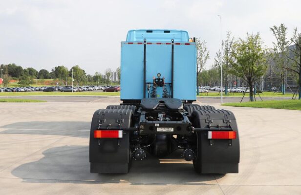 Jiangshan EV425 6X4 25-ton pure electric tractor