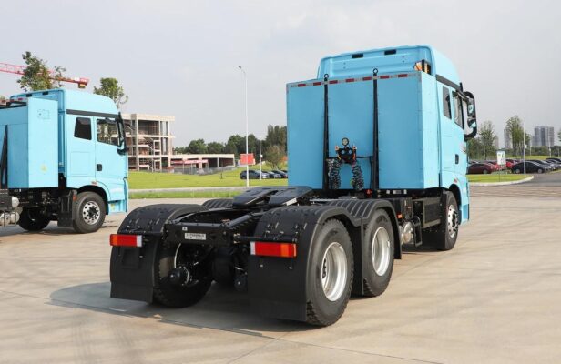 Jiangshan EV425 6X4 25-ton pure electric tractor