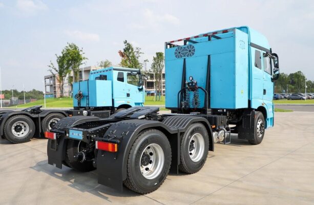 Jiangshan EV550 6X4 25-ton pure electric tractor