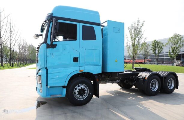 Jiangshan EV550 6X4 25-ton pure electric tractor