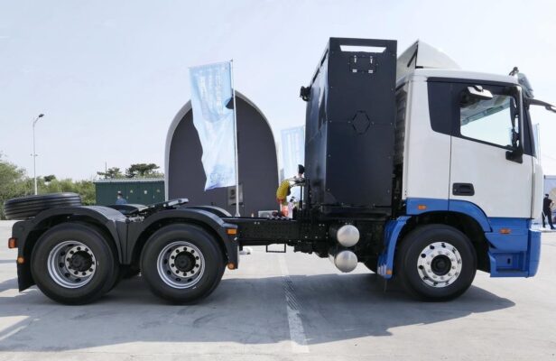 Zhiland 25-ton heavy truck 6X4 pure electric tractor