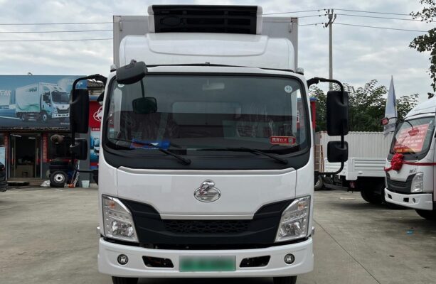 Dongfeng 4.5Ton Electric Refrigerated Truck