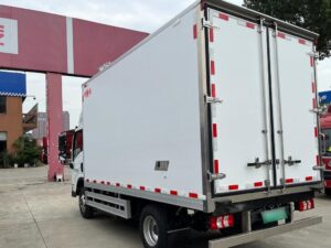 Dongfeng 4.5Ton Electric Refrigerated Truck