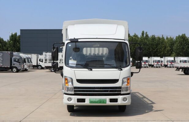 Yutong 4Tons 4.18Meter Single Row Pure Electric Cage Type Light Truck