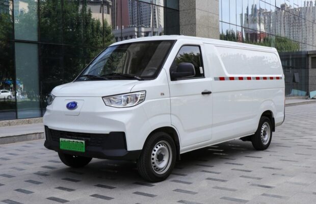 Qiwei 2.7 Ton Eletric Dry Van Truck