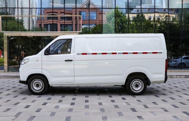 Qiwei 2.7 Ton Eletric Dry Van Truck